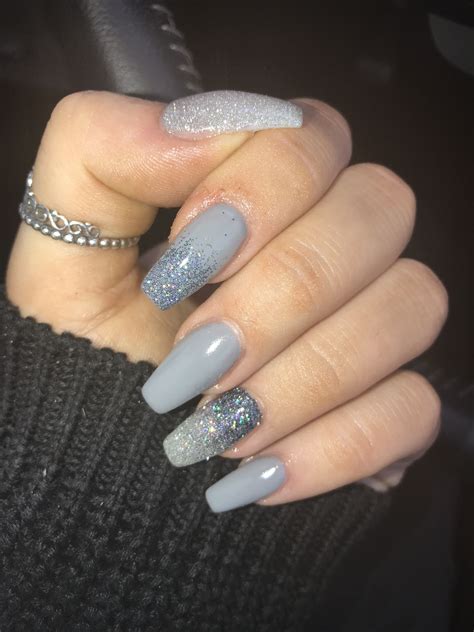 Grey nails with glitter - Today I have the DO’s and DON’Ts of how to do glitter gradient nails! This is definitely one of my favorite nail designs to do so I hope these tips help♡Nail...